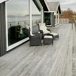 Hébergement de vacances Seafront Retreat With Panoramic Mountain Views