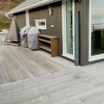 Seafront Retreat With Panoramic Mountain Views * Ballangen