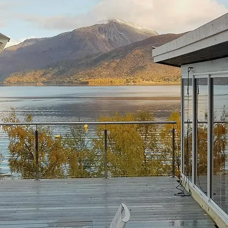 Seafront Retreat With Panoramic Mountain Views Casa de Férias Ballangen