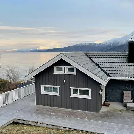 Seafront Retreat With Panoramic Mountain Views *