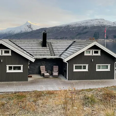 Seafront Retreat With Panoramic Mountain Views *