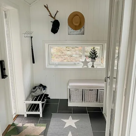 Seafront Retreat With Panoramic Mountain Views Casa de Férias Ballangen