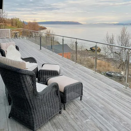 Seafront Retreat With Panoramic Mountain Views *