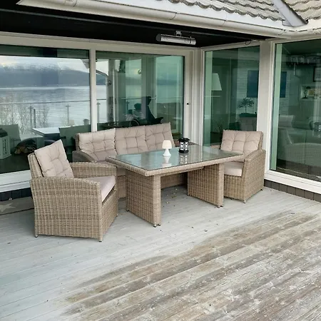 Seafront Retreat With Panoramic Mountain Views Ballangen