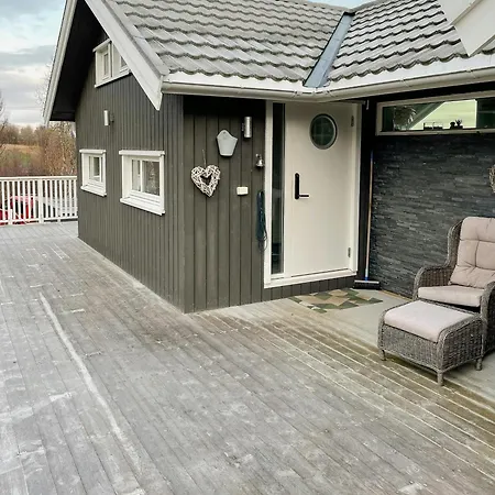 Seafront Retreat With Panoramic Mountain Views * Ballangen