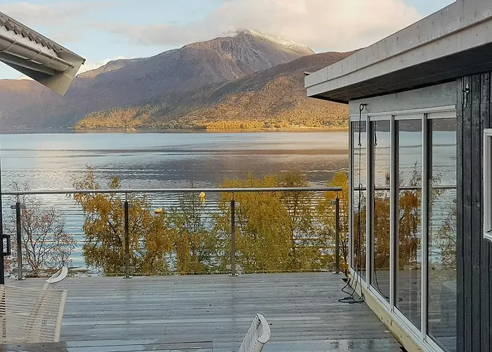 Сasa de vacaciones Seafront Retreat With Panoramic Mountain Views