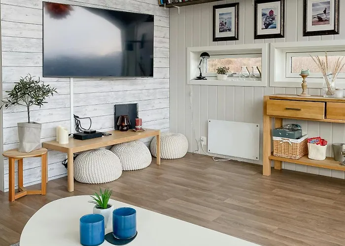 Сasa de vacaciones Seafront Retreat With Panoramic Mountain Views