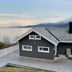 Seafront Retreat With Panoramic Mountain Views *