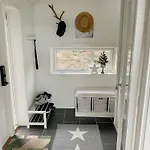 Seafront Retreat With Panoramic Mountain Views 別荘 *