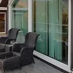 Seafront Retreat With Panoramic Mountain Views 別荘