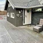 Seafront Retreat With Panoramic Mountain Views * Ballangen