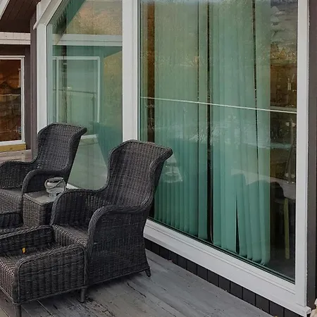 Seafront Retreat With Panoramic Mountain Views Feriehus