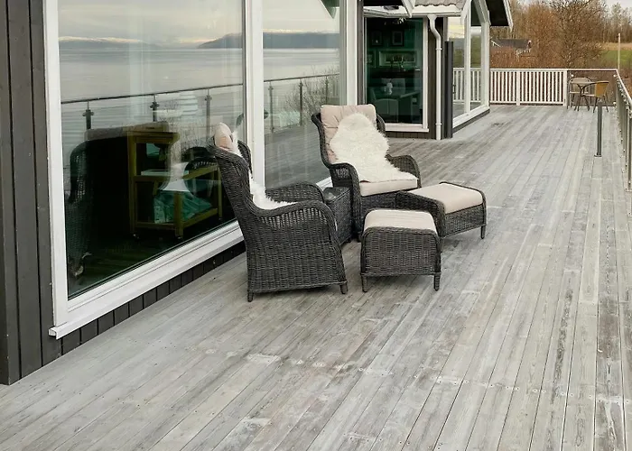 Dom wakacyjny Seafront Retreat With Panoramic Mountain Views