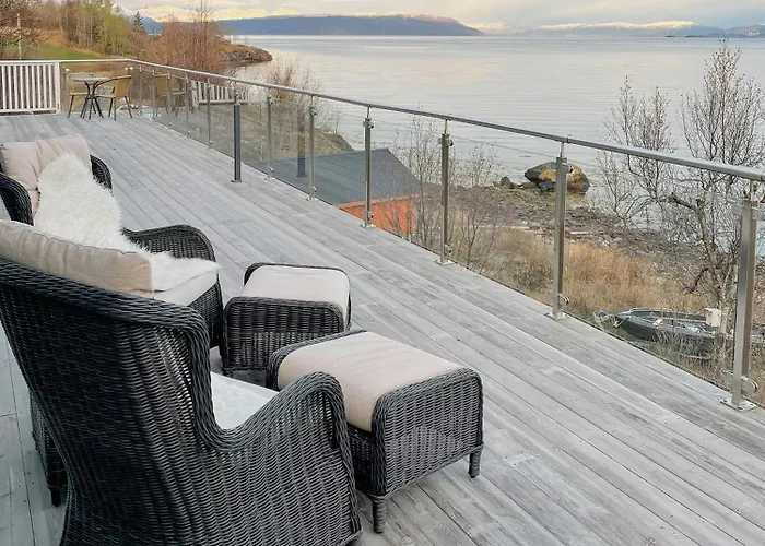 Seafront Retreat With Panoramic Mountain Views *
